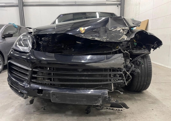 Porsche Cayenne cena 179000 przebieg: 85000, rok produkcji 2018 z Raszków małe 79